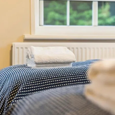 Modern 4 Bed House Ideal For Groups, Contractors Near Airport & O2 Arena, Free Parking & Wifi Included Holiday home *