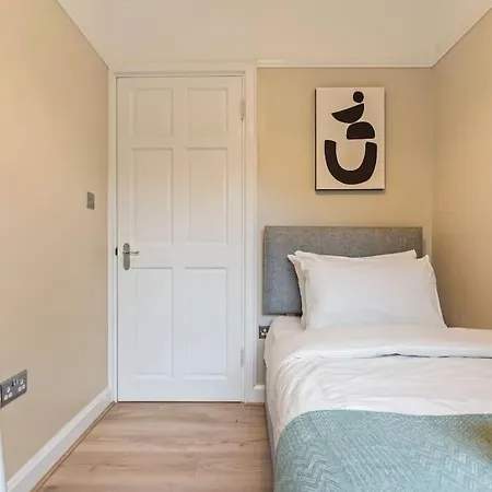 Holiday home Modern 4 Bed House Ideal For Groups, Contractors Near Airport & O2 Arena, Free Parking & Wifi Included *