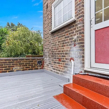 Modern 4 Bed House Ideal For Groups, Contractors Near Airport & O2 Arena, Free Parking & Wifi Included Holiday home London