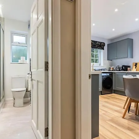 Modern 4 Bed House Ideal For Groups, Contractors Near Airport & O2 Arena, Free Parking & Wifi Included London