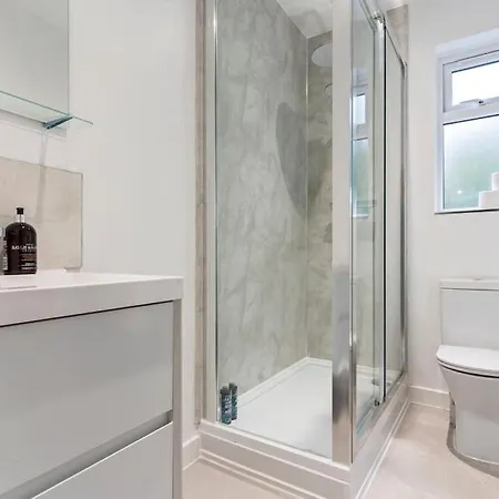 Modern 4 Bed House Ideal For Groups, Contractors Near Airport & O2 Arena, Free Parking & Wifi Included