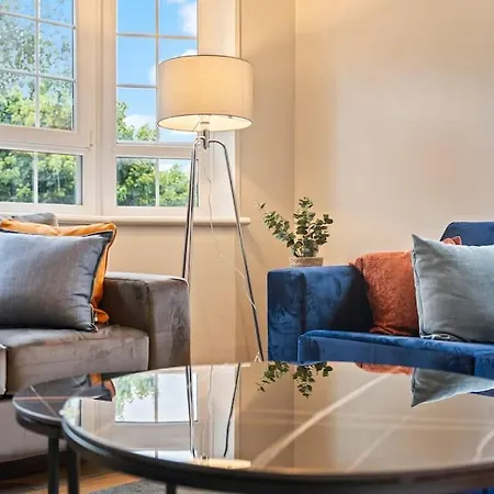 Holiday home Modern 4 Bed House Ideal For Groups, Contractors Near Airport & O2 Arena, Free Parking & Wifi Included London