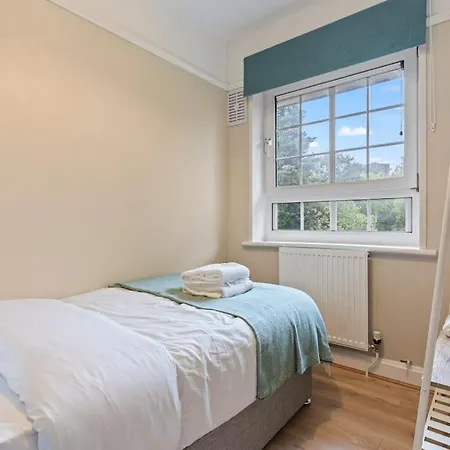 Modern 4 Bed House Ideal For Groups, Contractors Near Airport & O2 Arena, Free Parking & Wifi Included *