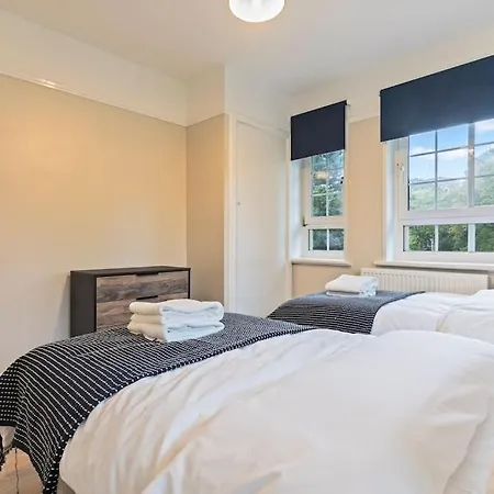 Modern 4 Bed House Ideal For Groups, Contractors Near Airport & O2 Arena, Free Parking & Wifi Included * London