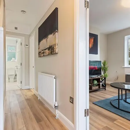 Holiday home Modern 4 Bed House Ideal For Groups, Contractors Near Airport & O2 Arena, Free Parking & Wifi Included