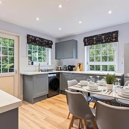 Holiday home Modern 4 Bed House Ideal For Groups, Contractors Near Airport & O2 Arena, Free Parking & Wifi Included *