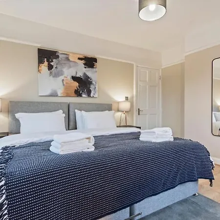 Holiday home Modern 4 Bed House Ideal For Groups, Contractors Near Airport & O2 Arena, Free Parking & Wifi Included London