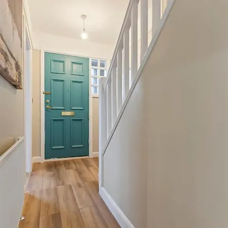 Modern 4 Bed House Ideal For Groups, Contractors Near Airport & O2 Arena, Free Parking & Wifi Included * London
