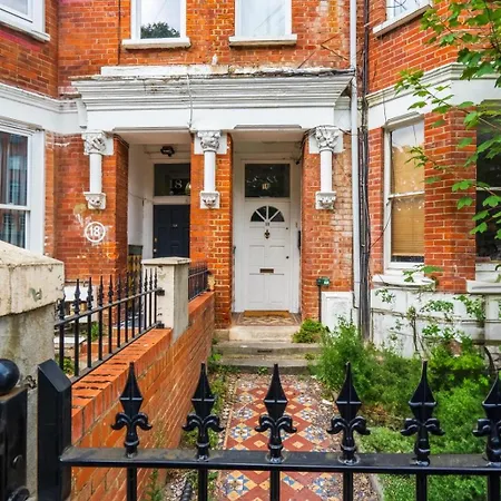 2 Bedroom Flat Sw9 -2min Walk From Brixton Station, Free Off Road Parking לונדון
