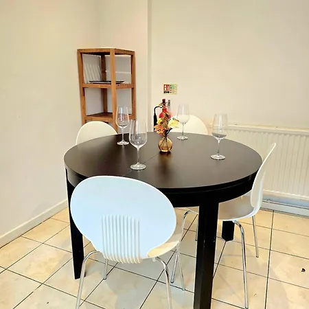 Holiday home Charming 4 Bedroom Duplex With Private Entrance London