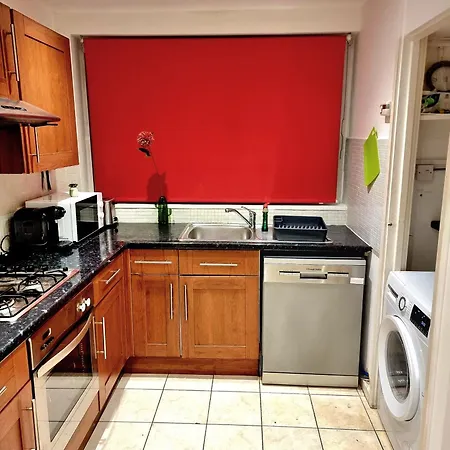 Charming 4 Bedroom Duplex With Private Entrance Holiday home