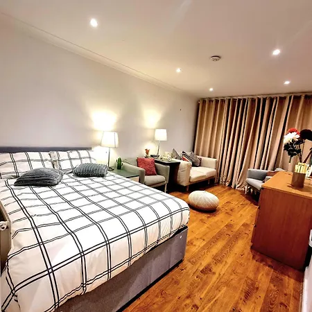 Holiday home Charming 4 Bedroom Duplex With Private Entrance