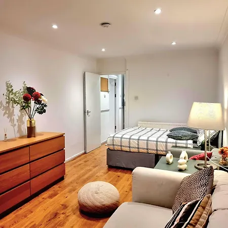Holiday home Charming 4 Bedroom Duplex With Private Entrance