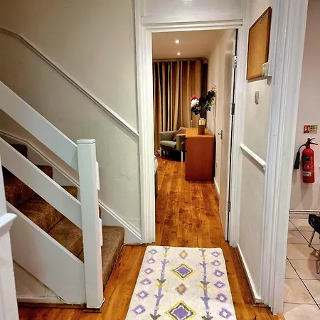 Charming 4 Bedroom Duplex With Private Entrance Holiday home *