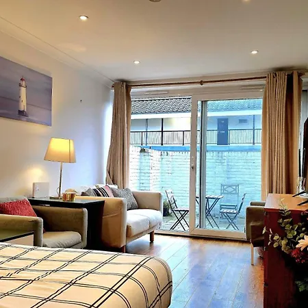 Holiday home Charming 4 Bedroom Duplex With Private Entrance *