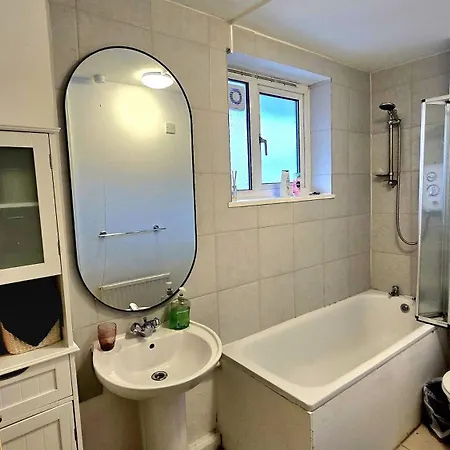 Holiday home Charming 4 Bedroom Duplex With Private Entrance London