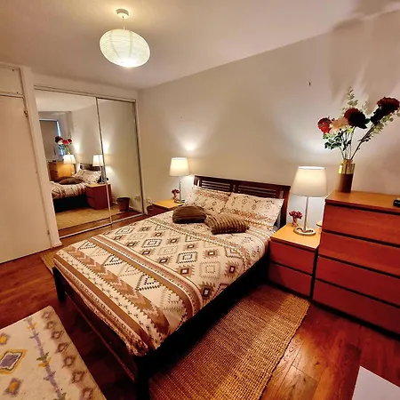 Holiday home Charming 4 Bedroom Duplex With Private Entrance *