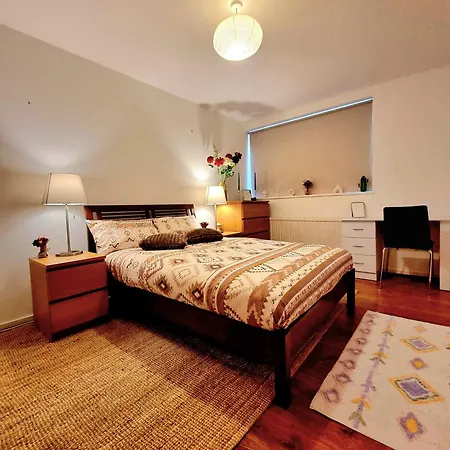 Charming 4 Bedroom Duplex With Private Entrance Holiday home