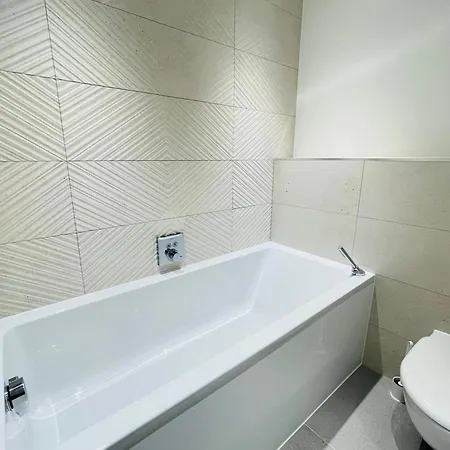 House For 6, Near Station & Free Parking Holiday home