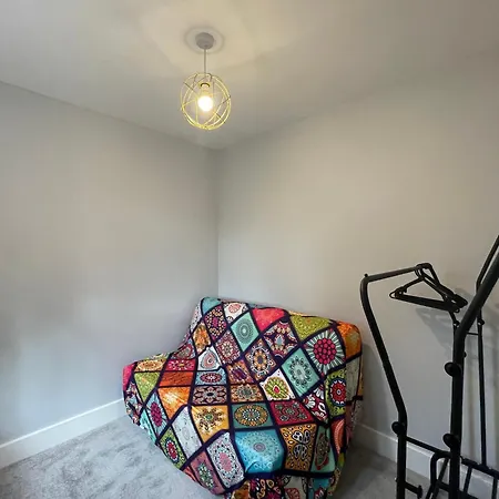 House For 6, Near Station & Free Parking Holiday home