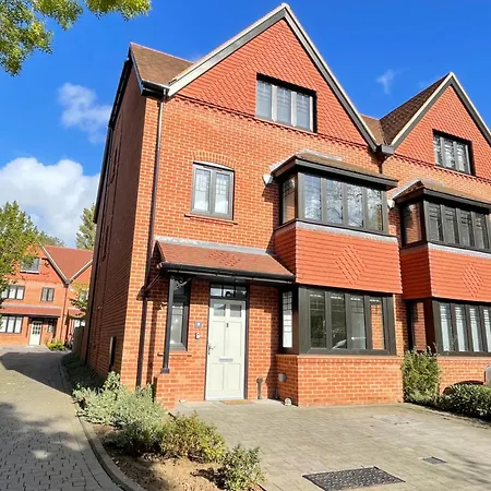 House For 6, Near Station & Free Parking Holiday home *