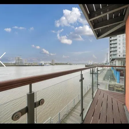 Apartment Amazing River View 2 Bedroom Apartment, Sleeps 6 , Balcony And Parking *