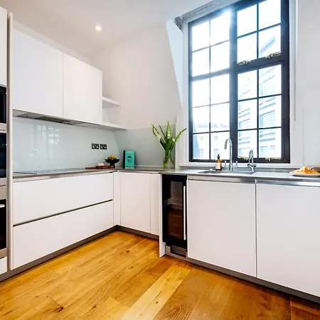 Luxury Aircon 3 Bedr, 4 Beds, 2 Bath Trafalgar Sq Apartment