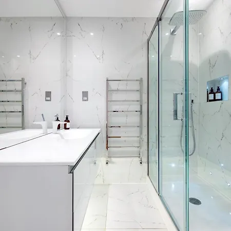 Luxury Aircon 3 Bedr, 4 Beds, 2 Bath Trafalgar Sq *