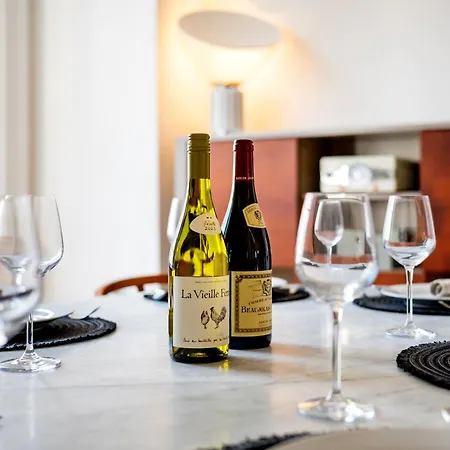 Luxury Aircon 3 Bedr, 4 Beds, 2 Bath Trafalgar Sq Apartment *