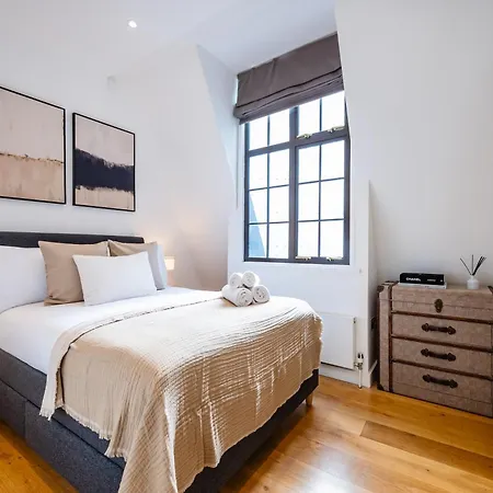 Apartment Luxury Aircon 3 Bedr, 4 Beds, 2 Bath Trafalgar Sq *