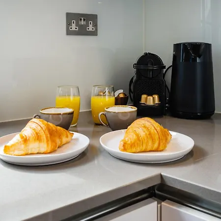 Luxury Aircon 3 Bedr, 4 Beds, 2 Bath Trafalgar Sq Apartment London