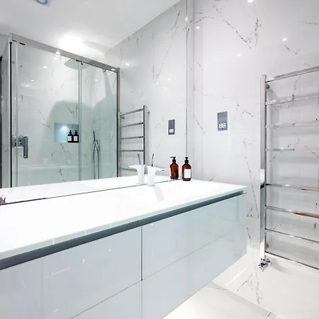 Luxury Aircon 3 Bedr, 4 Beds, 2 Bath Trafalgar Sq