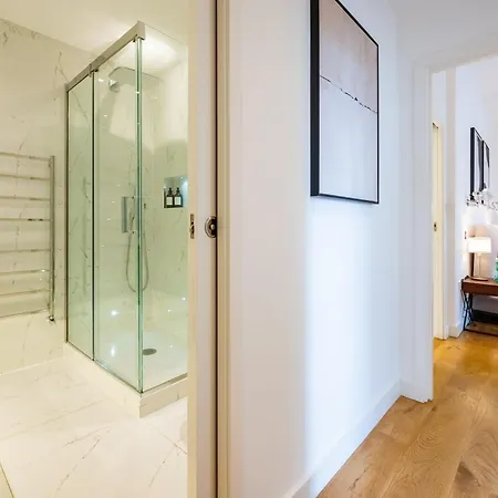 Luxury Aircon 3 Bedr, 4 Beds, 2 Bath Trafalgar Sq Apartment