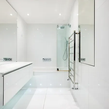 Luxury Aircon 3 Bedr, 4 Beds, 2 Bath Trafalgar Sq Apartment *