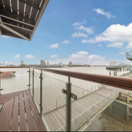 Amazing River View 2 Bedroom Apartment, Sleeps 6 , Balcony And Parking Apartment *