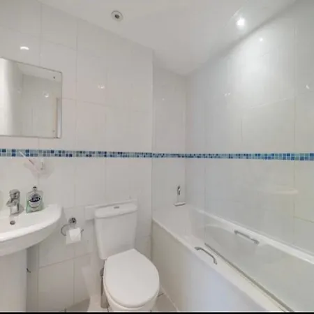 Amazing River View 2 Bedroom Apartment, Sleeps 6 , Balcony And Parking Apartment London