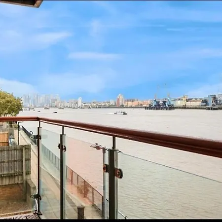 Amazing River View 2 Bedroom Apartment, Sleeps 6 , Balcony And Parking London