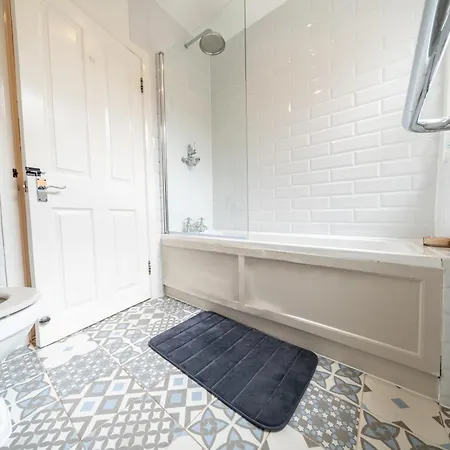 Beautiful 2 Bedroom With Private Garden In Wimbledon - Minutes From Apartment