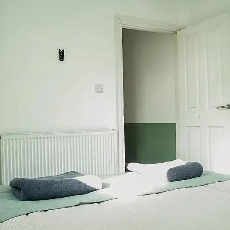 Modern Cosy 2 Bedroom House In Tooting Apartment *