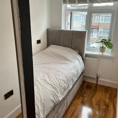Holiday home Stunning Open Plan 3 Bedroom House Enfield