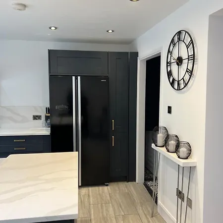 Stunning Open Plan 3 Bedroom House Enfield