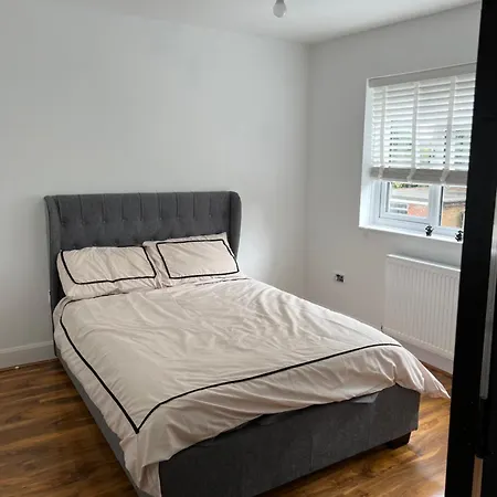Stunning Open Plan 3 Bedroom House * Enfield