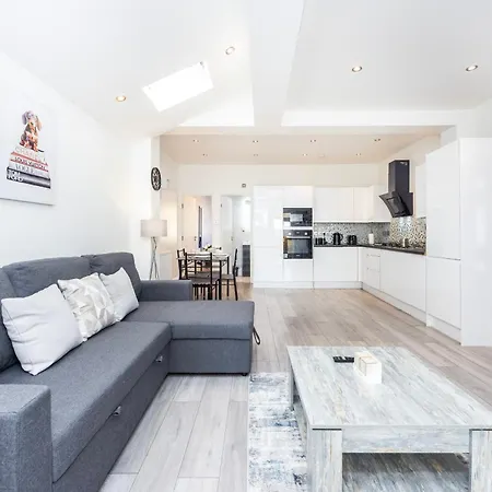 Modern 3 Bedroom With Ensuite