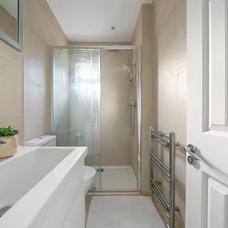 2 Bed Luxury Parking And Garden - Close To Heathrow 公寓 伦敦