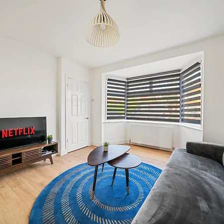 2 Bed Luxury Parking And Garden - Close To Heathrow 公寓 *