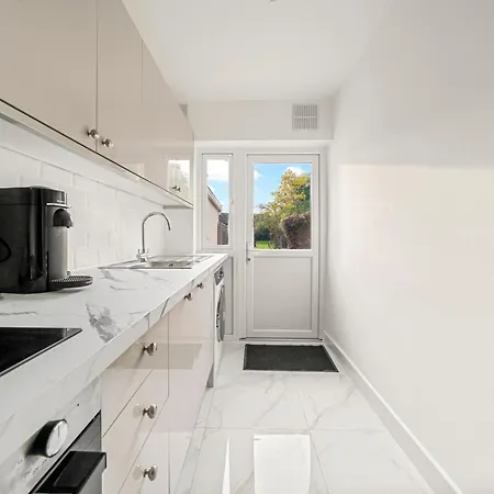 2 Bed Luxury Parking And Garden - Close To Heathrow 伦敦