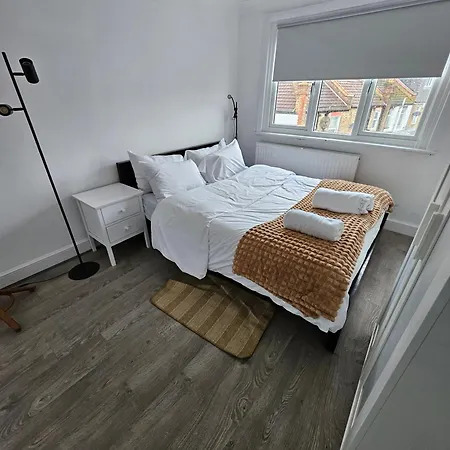 Wembley Lovely 6 Bed House Sleeps Up To 14 London