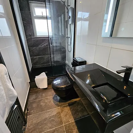Wembley Lovely 6 Bed House Sleeps Up To 14 * London