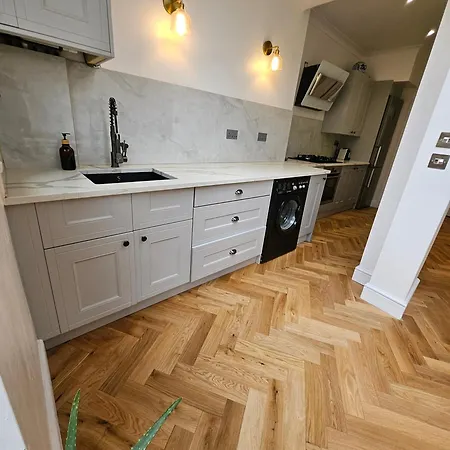 Wembley Lovely 6 Bed House Sleeps Up To 14 *