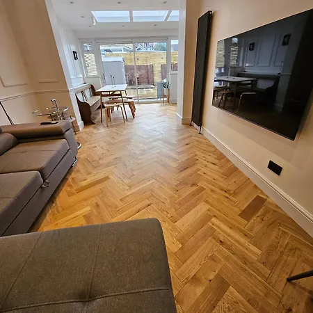 Wembley Lovely 6 Bed House Sleeps Up To 14